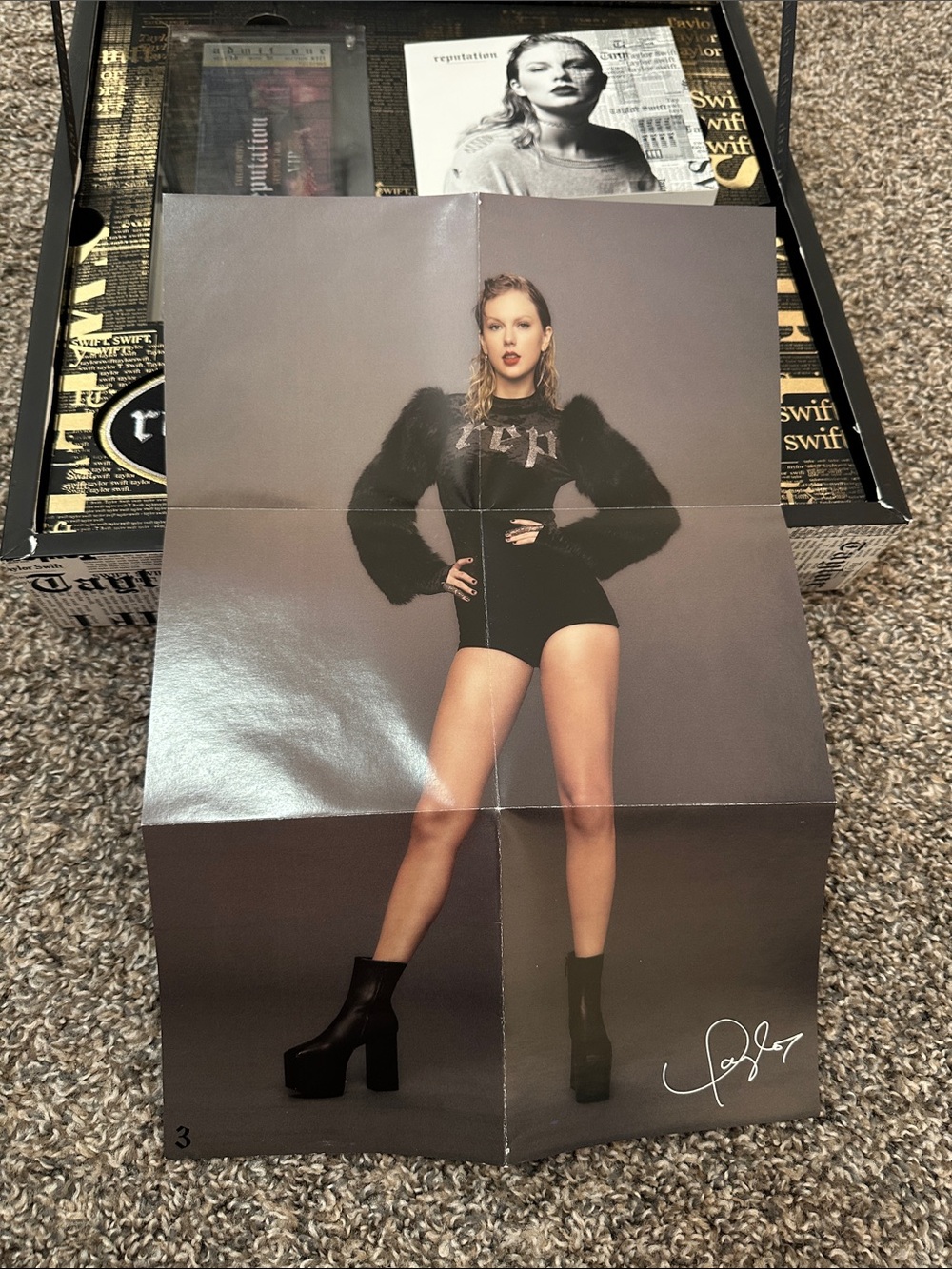 Taylor Swift Reputation VIP Stadium Tour Box - Picture 9 of 17
